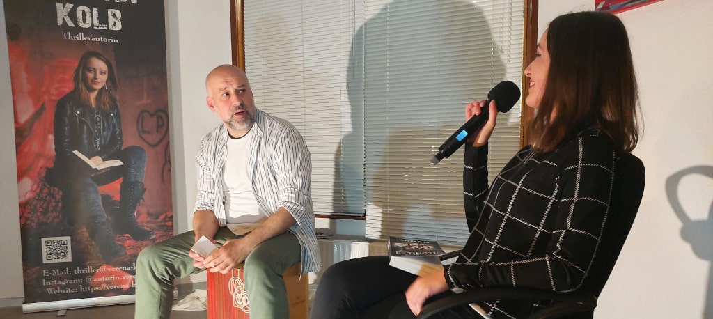 Markus Häggberg nach der Lesung im Interview mit Verena Kolb in den Räumen der KuKi Lichtenfels
